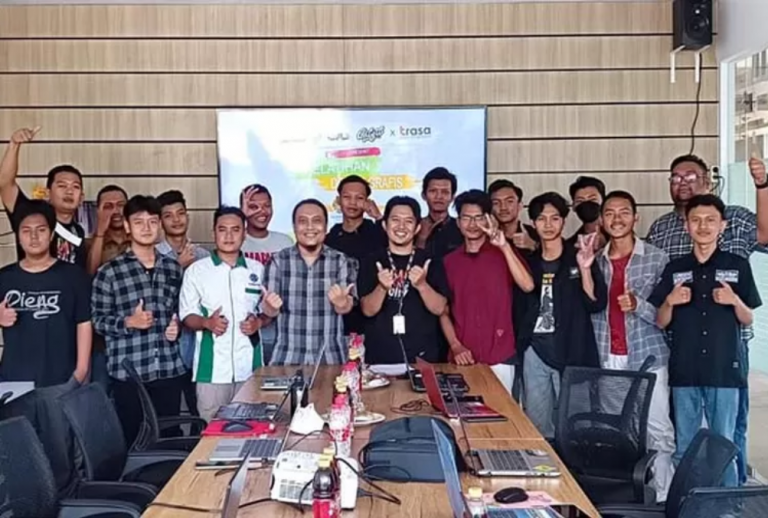 Dosen Informatika Unissula Latih Kemampuan Desain Grafis Siswa di Tegal